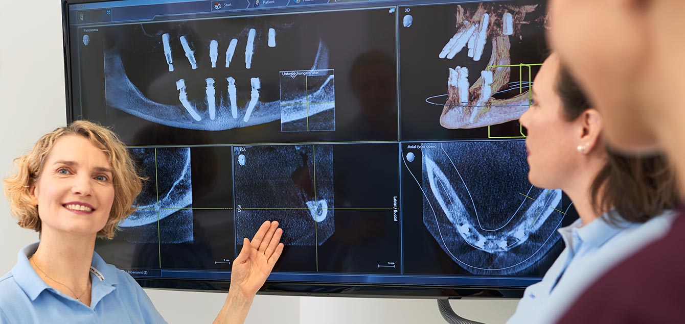 Frau Dr. Frentz zeigt ein Bild nach dem 3D Röntgen in Stuttgart